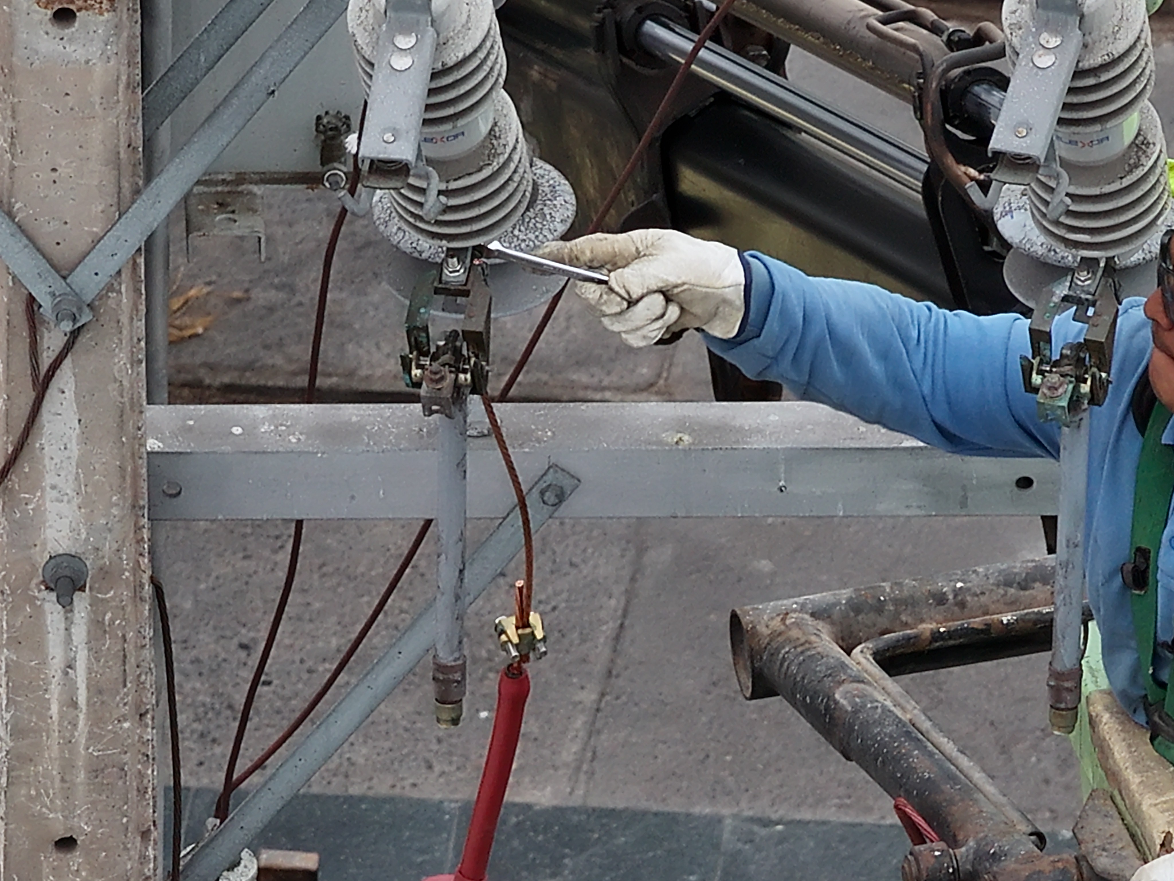 Técnico realizando una inspección visual en altura